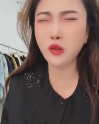 华体会app下载-网红王炸姐直播时去世！仅39岁，黑色外套像件寿衣，女儿才四岁！