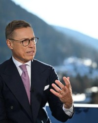 华体会官方入口-芬兰总统“出招”：邀特朗普蒸桑拿，帮助解决格陵兰岛的复杂局势；他曾将特朗普与泽连斯基的争吵比作婚姻中的争执，呼吁双方回到谈判桌前