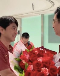 华体会官方入口-宋凯现场接机U17国足，感谢浮嶋敏创造历史并给全员戴花环
